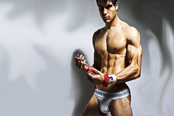 pria seksi yang memperbesar penisnya dengan cepat